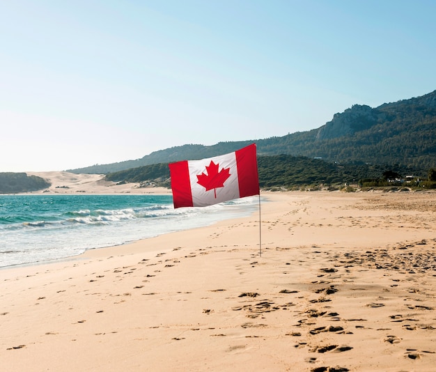 Foto bandeira canadense na praia