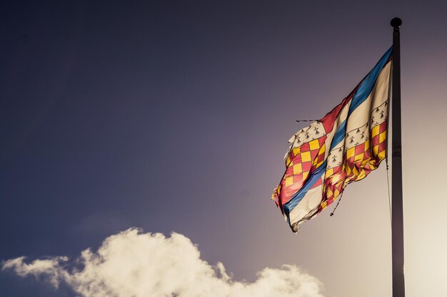 Foto bandeira colorida contra um céu azul