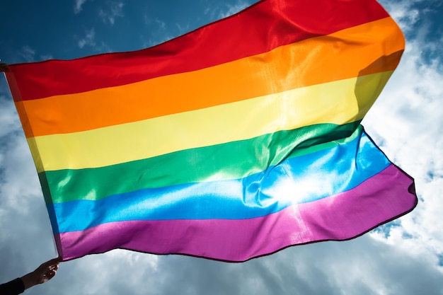 Bandeira contra o céu