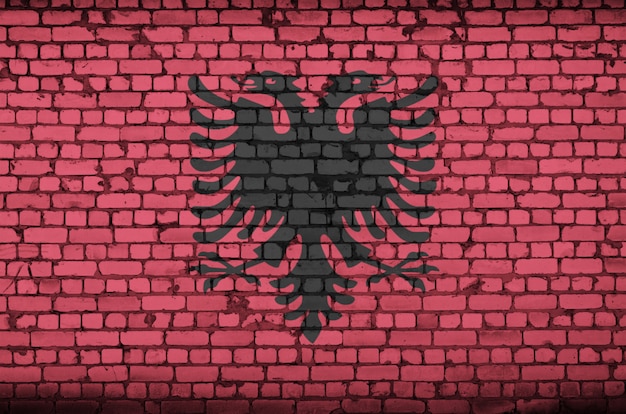 Bandeira da Albânia é pintada em uma parede de tijolos antigos