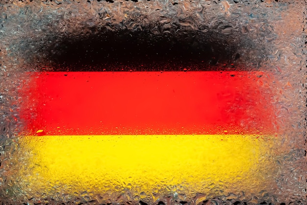 Bandeira da Alemanha Bandeira da Alemanha sobre fundo de gotas de água Bandeira com pingos de chuva Salpicos no vidro