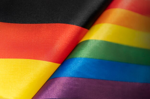 Bandeira da Alemanha e bandeira da comunidade LGBT O problema dos direitos das minorias sexuais no país Proteção e violação dos direitos humanos relações não tradicionais e conceito de política