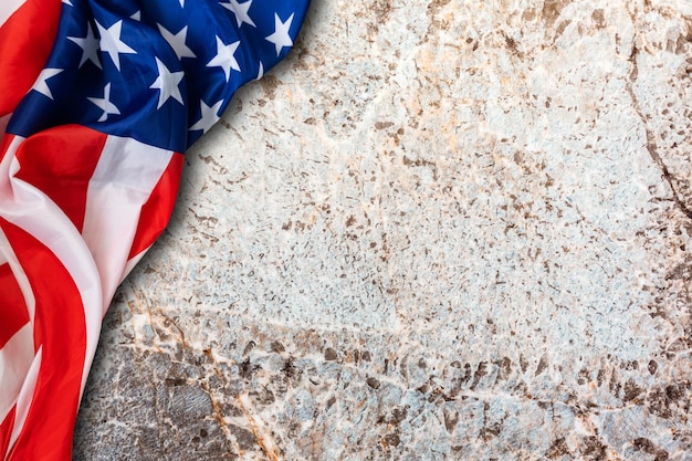 Bandeira da América antiga acenando o padrão de fundo no conceito de cor azul vermelho para o dia da independência dos EUA em 4 de julho, símbolo da liberdade patriota em mármore branco. Glória orgulho no dia memorial da liberdade.