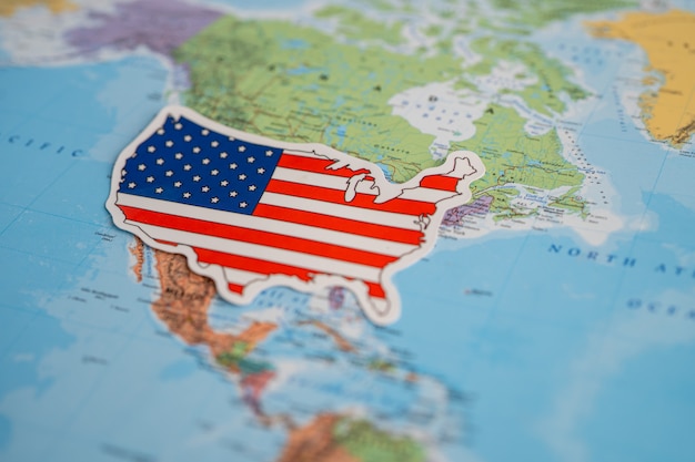 Foto bandeira da américa no fundo do mapa mundial bandeira no fundo do mapa mundial