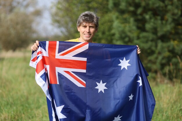 Bandeira da Austrália em mãos humanas