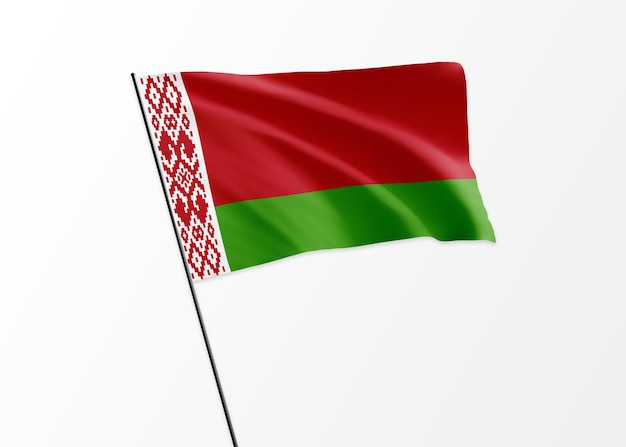 Bandeira da Bielorrússia voando alto no fundo isolado. Dia da independência da Bielorrússia