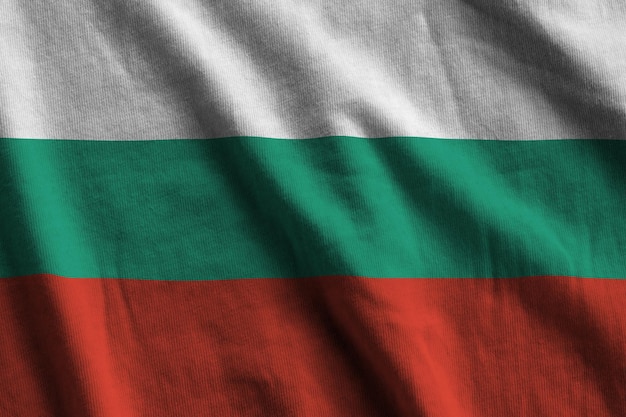 Bandeira da Bulgária com grandes dobras acenando de perto sob a luz do estúdio dentro de casa Os símbolos oficiais e cores no banner