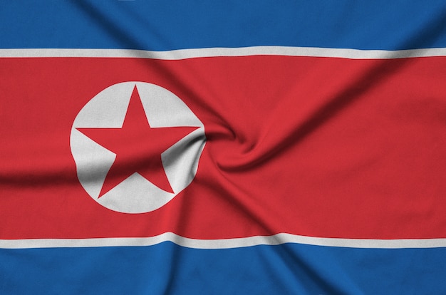 Bandeira da coreia do norte com muitas dobras.