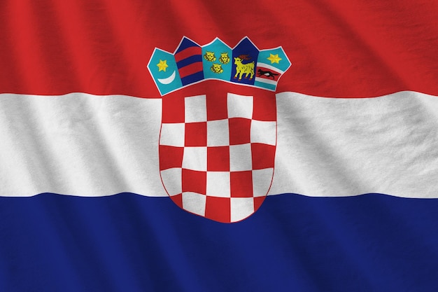 Bandeira da croácia com grandes dobras acenando sob a luz do estúdio dentro de casa os símbolos e cores oficiais no banner
