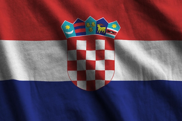 Bandeira da Croácia com grandes dobras acenando sob a luz do estúdio dentro de casa Os símbolos e cores oficiais no banner