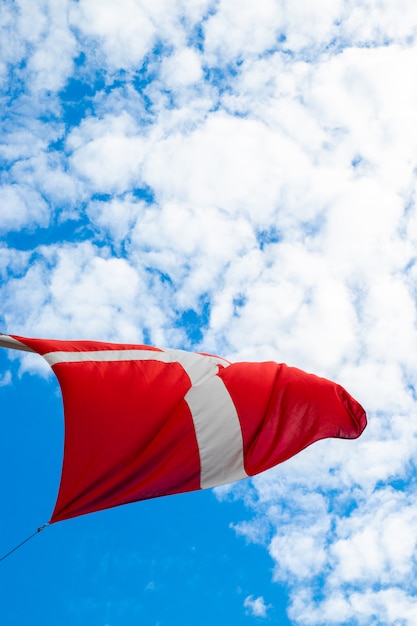 Bandeira da Dinamarca com dia nublado