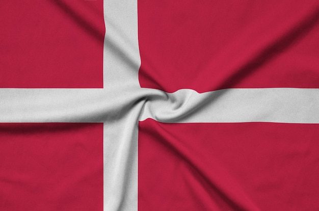 Bandeira da Dinamarca com muitas dobras.
