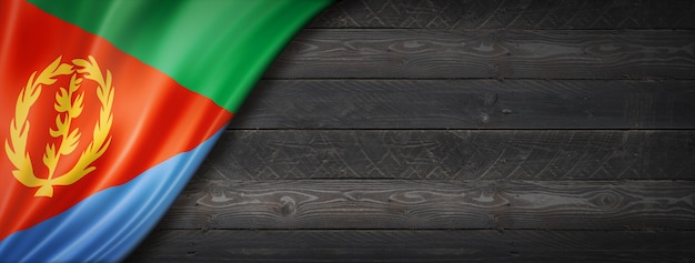 Bandeira da Eritreia na parede de madeira preta