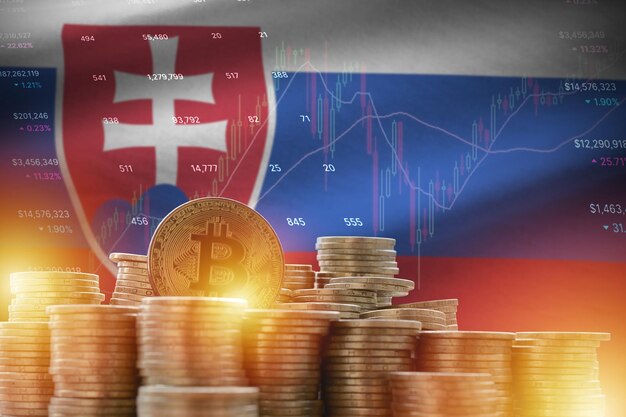 Bandeira da Eslováquia e grande quantidade de moedas bitcoin douradas e gráfico da plataforma de negociação Moeda criptográfica
