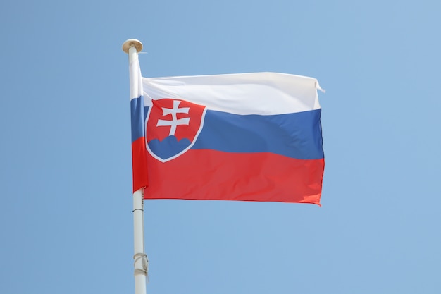 Bandeira da eslováquia em uma esteira no vento e céu azul