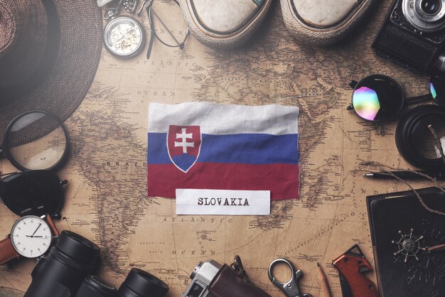 Bandeira da eslováquia entre acessórios do viajante no antigo mapa vintage. tiro aéreo