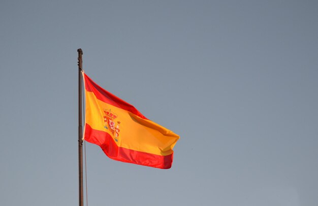 Bandeira da Espanha com um céu azul