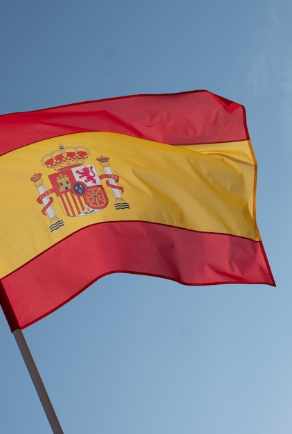 Foto bandeira da espanha em fundo de céu azul