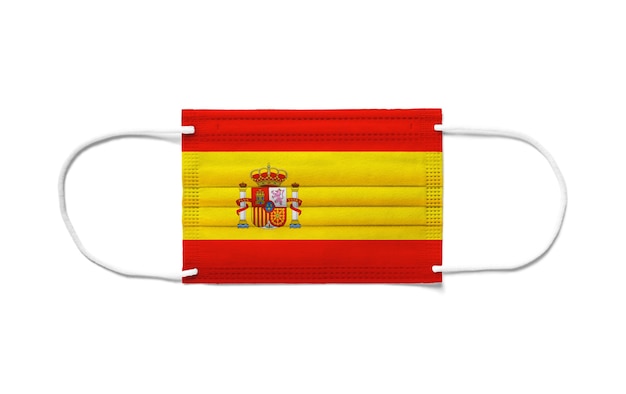 Bandeira da espanha em uma máscara cirúrgica descartável. fundo branco isolado