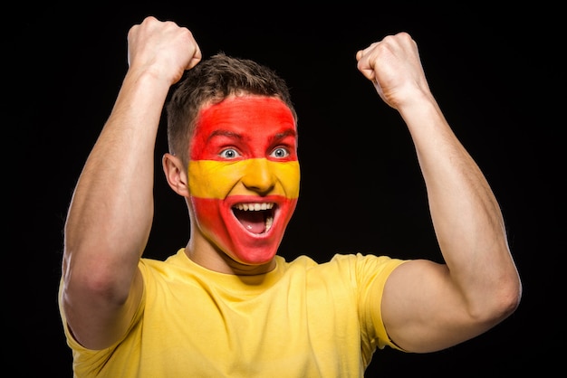 Bandeira da espanha pintado em um homem de cara.