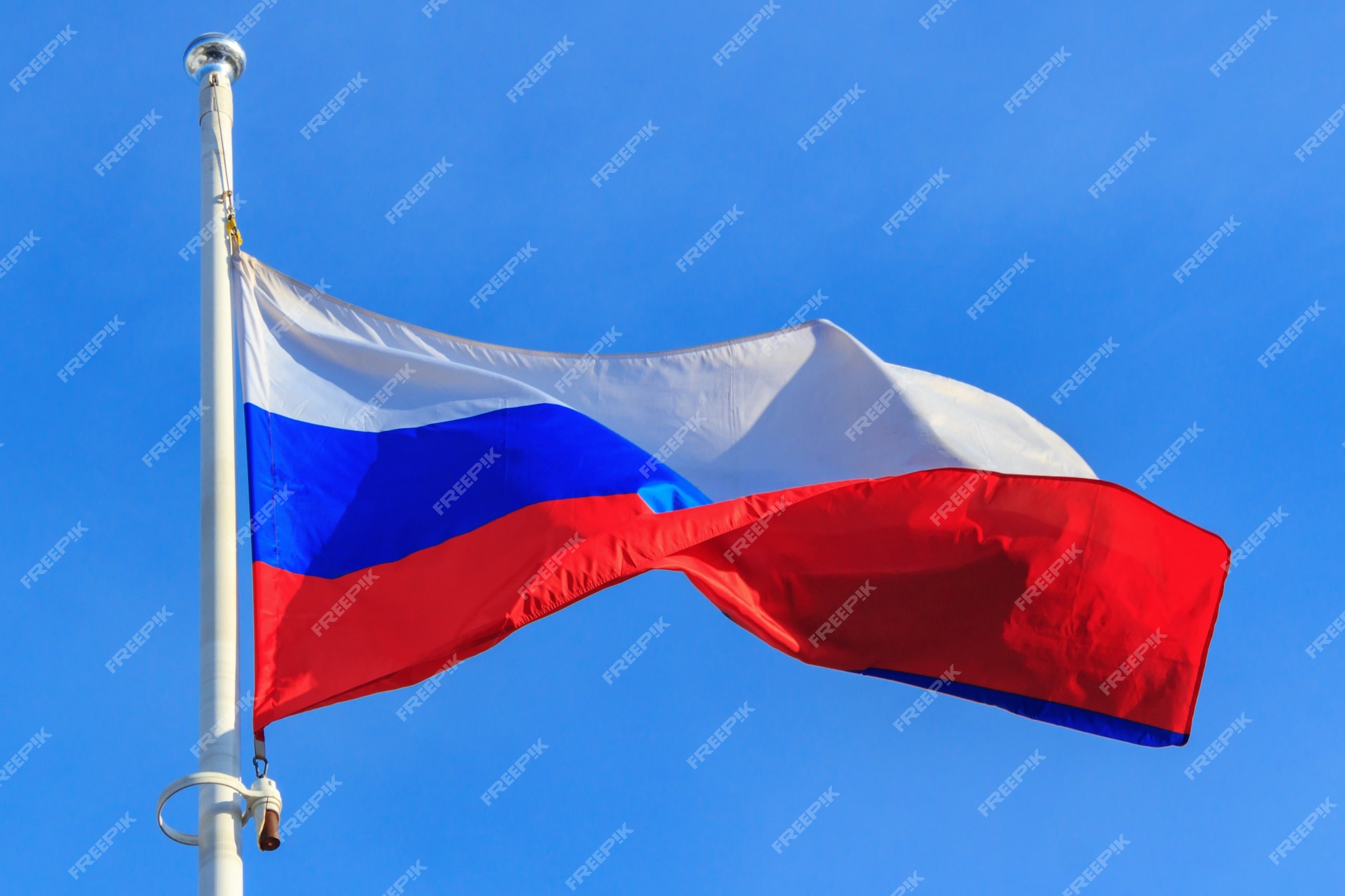 Bandeira Da Rússia. Bandeira Da Federação Russa Contra O Céu Azul