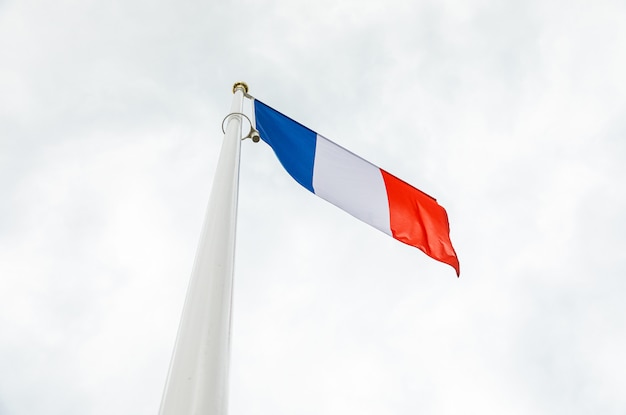 Bandeira da França no céu em uma bandeira na frente do céu