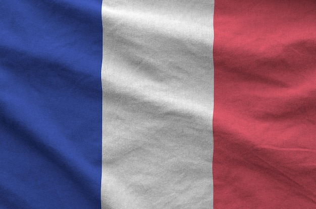 Bandeira da França retratada em tecido ondulado dobrado de pano velho