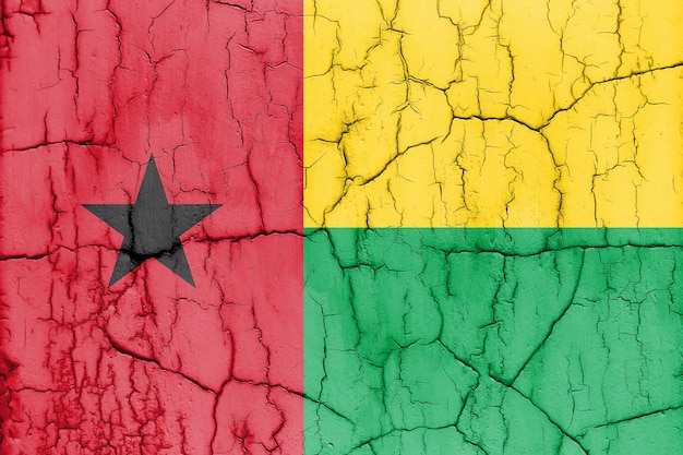 Bandeira da Guiné-Bissau em plano de fundo texturizado de parede rachada