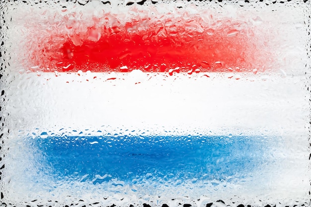 Bandeira da Holanda Bandeira da Holanda no fundo de gotas de água Bandeira com pingos de chuva