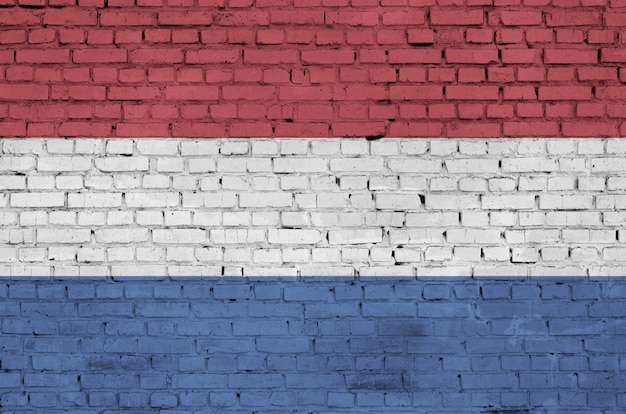 Bandeira da Holanda é pintada em uma parede de tijolos antigos