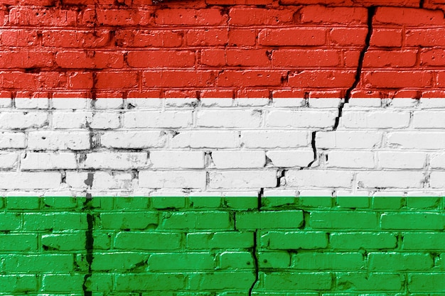 Bandeira da Hungria pintada em uma velha parede de tijolos