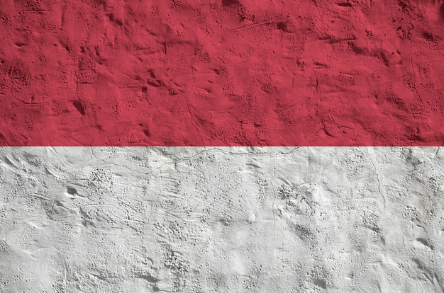 Bandeira da Indonésia, representada em cores brilhantes de tinta na parede de reboco em relevo antigo.