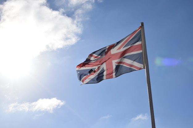 Bandeira da Inglaterra contra o céu azul