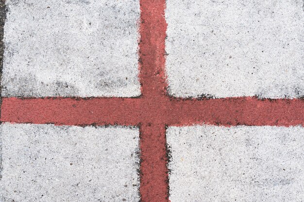 Bandeira da inglaterra pintada no asfalto com as cores do país. textura alfast e cores de pintura.