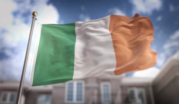 Foto bandeira da irlanda 3d rendering no fundo do edifício do céu azul