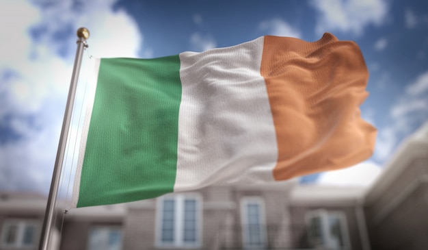 Bandeira da irlanda 3d rendering no fundo do edifício do céu azul