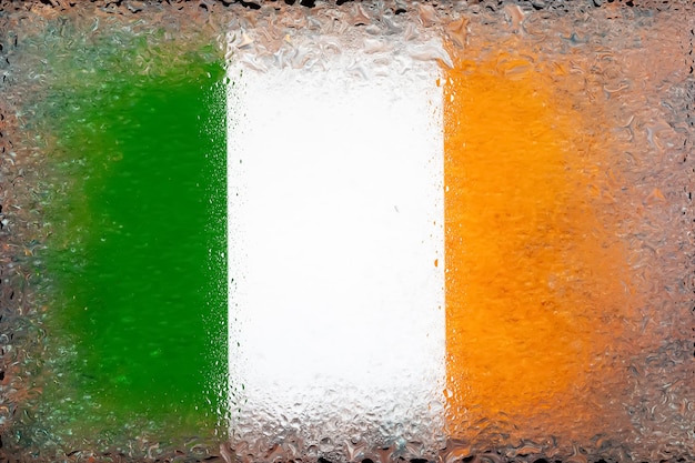 Bandeira da Irlanda Bandeira da Irlanda no fundo de gotas de água Bandeira com pingos de chuva Salpicos no vidro