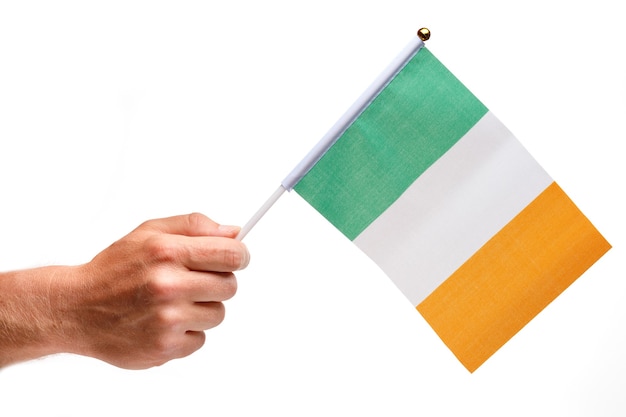 Bandeira da Irlanda pequena à disposição isolada.