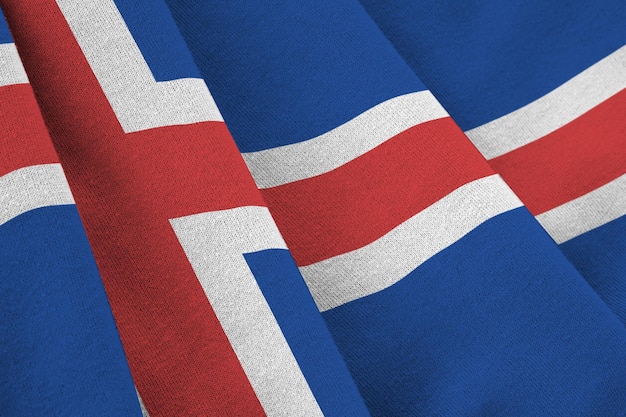 Bandeira da Islândia com grandes dobras acenando sob a luz do estúdio dentro de casa Os símbolos oficiais e cores no banner