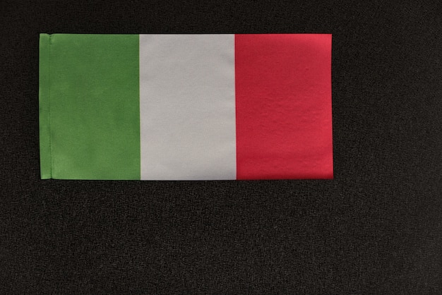 Bandeira da Itália em fundo preto. Símbolo nacional da República Italiana.