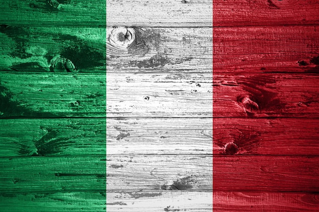 Bandeira da itália na bandeira de madeira de fundo de pranchas de madeira