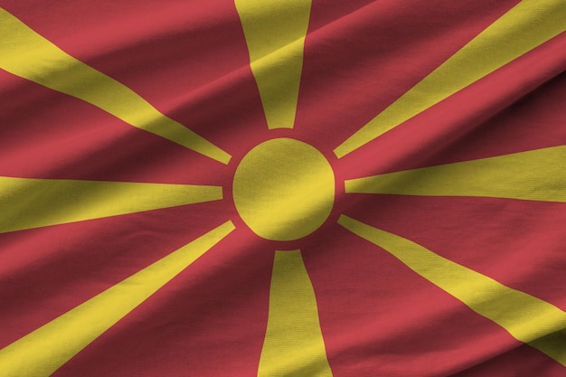 Bandeira da Macedônia com grandes dobras acenando sob a luz do estúdio dentro dos símbolos oficiais e