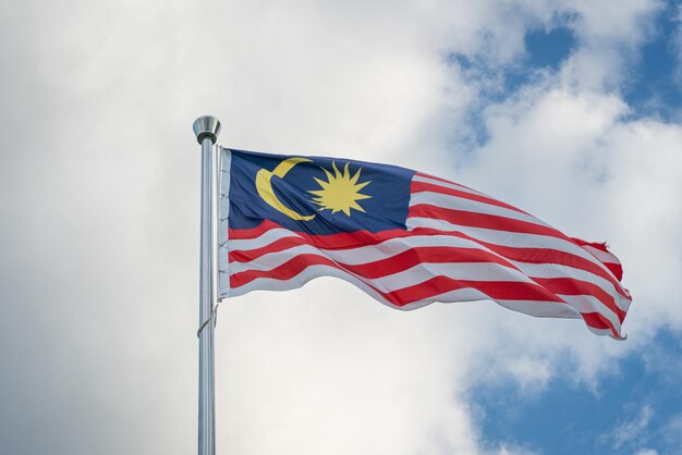 Foto bandeira da malásia agitando contra o céu