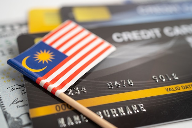 Foto bandeira da malásia no cartão de crédito desenvolvimento financeiro estatísticas de contas bancárias