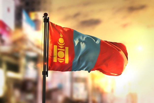 Bandeira da Mongólia contra a cidade Fundo borrado no amanhecer Luz de fundo
