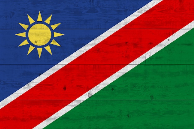 Bandeira da Namíbia, pintada na prancha de madeira velha