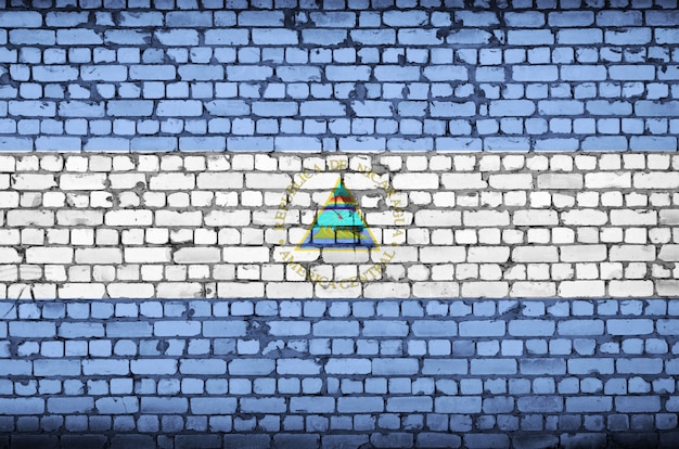 Bandeira da Nicarágua é pintada em uma parede de tijolos antigos