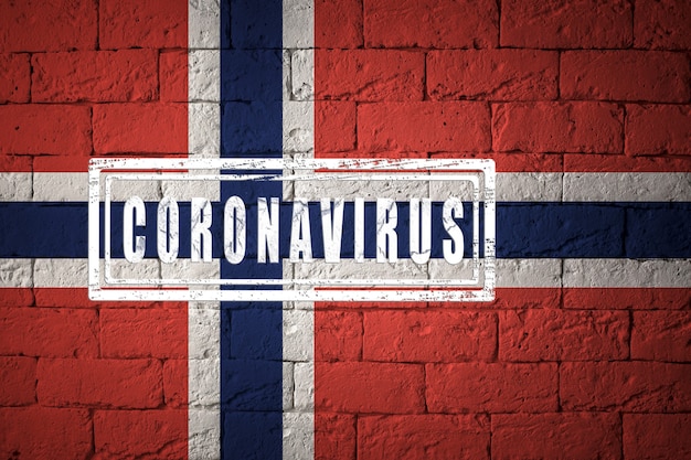 Bandeira da Noruega com proporções originais. carimbado de Coronavirus. textura da parede de tijolo. Conceito de vírus corona. À beira de uma pandemia COVID-19 ou 2019-nCoV.
