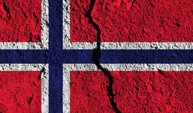 Bandeira da Noruega com rachadura no meio do conceito dividido do país