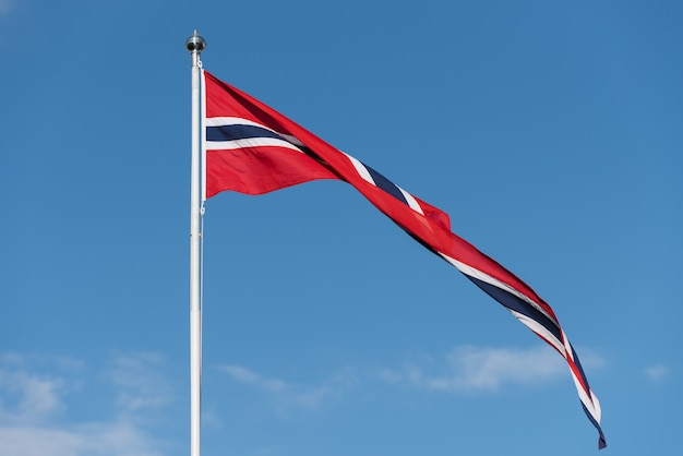 Bandeira da noruega contra o céu azul